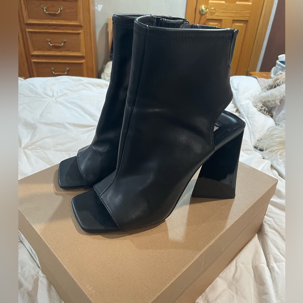 Steve Madden Safia cut out boot